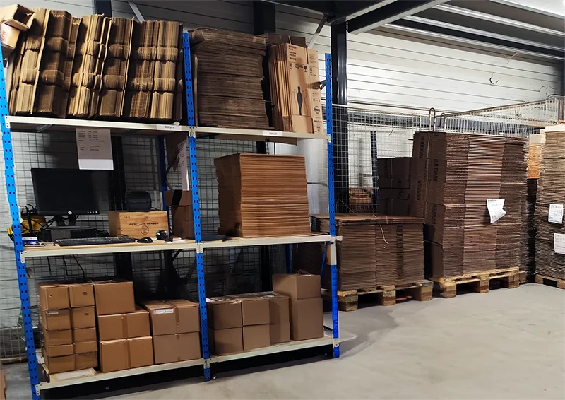 preparation-stock-logistique Espace de travail en entrepôt avec stockage palettes de cartons