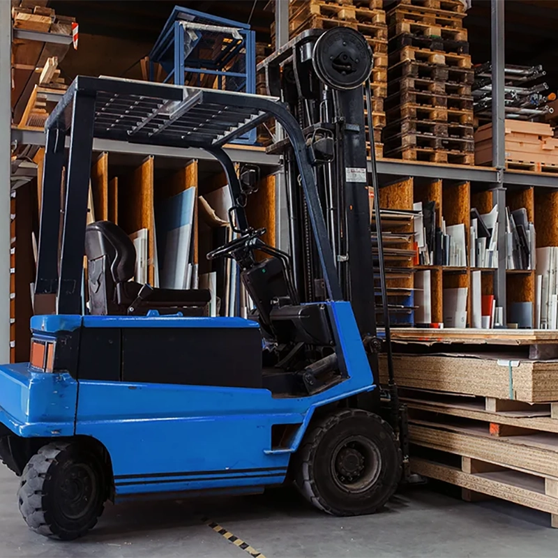 stockage-materiaux Entrepôt industriel avec divers matériaux et chariot élévateur