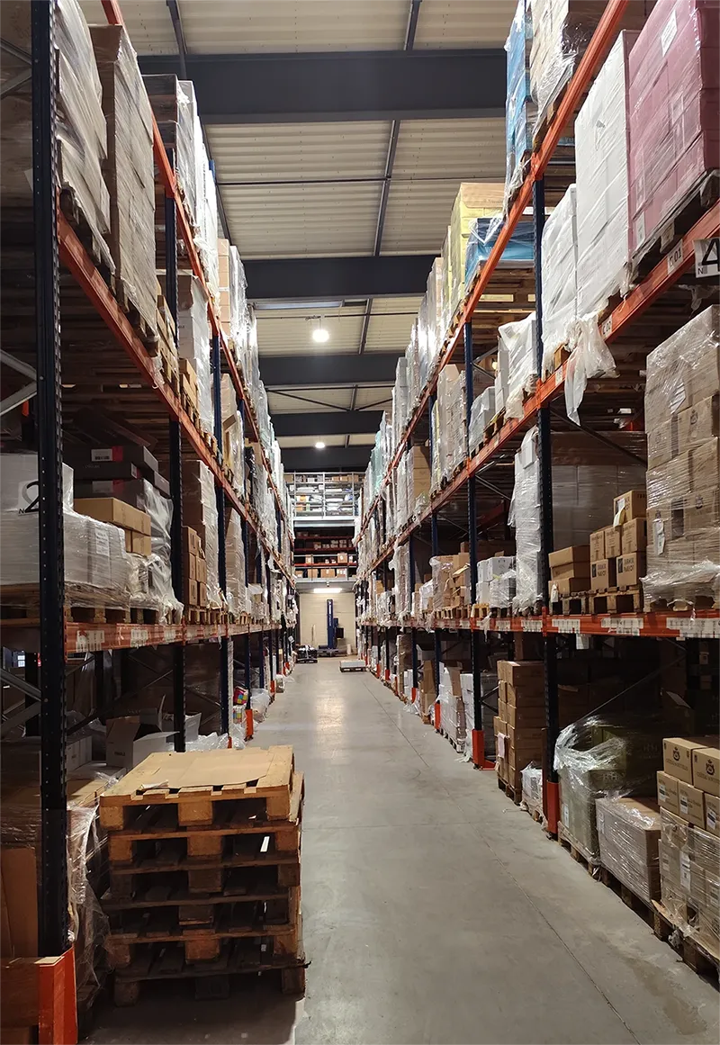 stockage-palettes Vue de l’entrepôt avec allée et racks de palettes